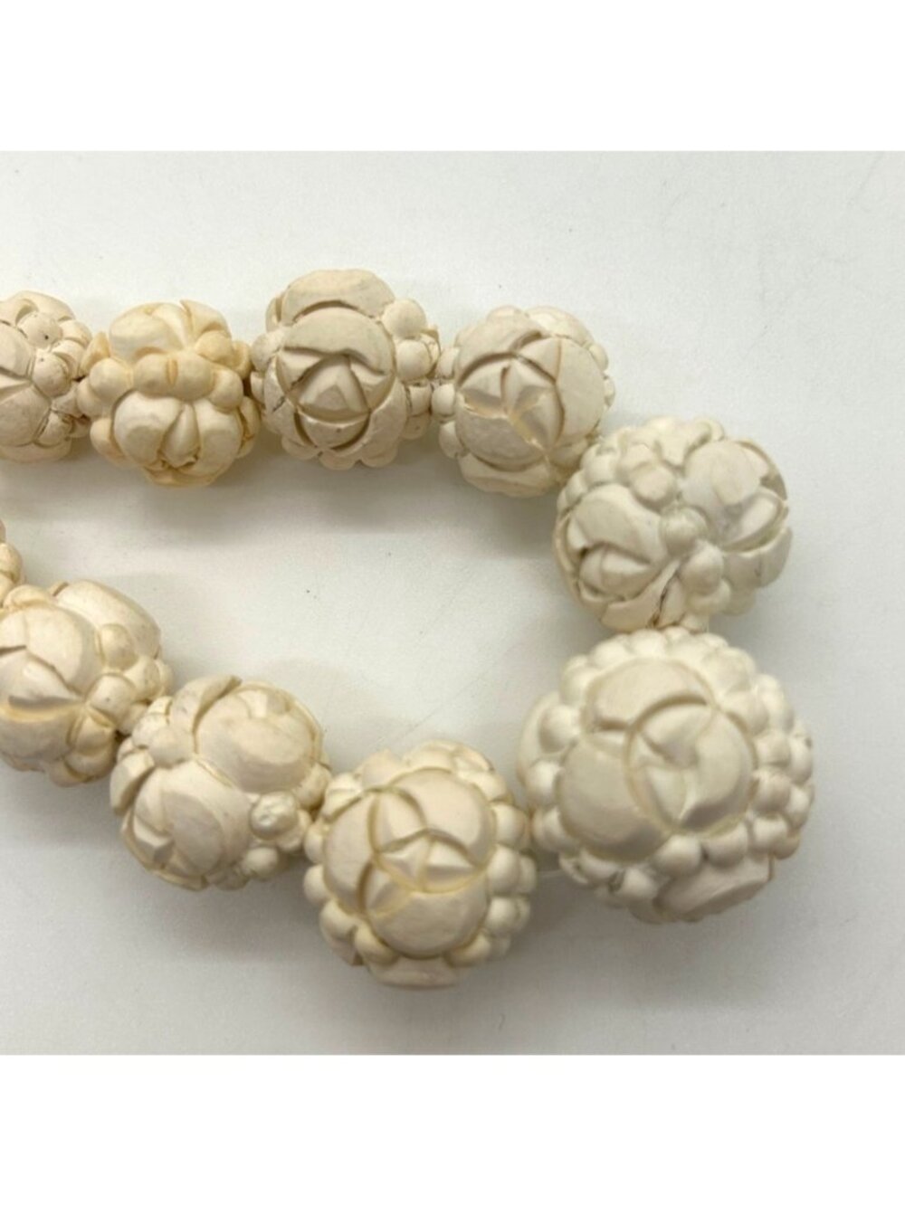 Vintage Carved Celluloid Bead Necklace With Floral & Swirl Designs In Cream Ivor - Picture 3 of 12